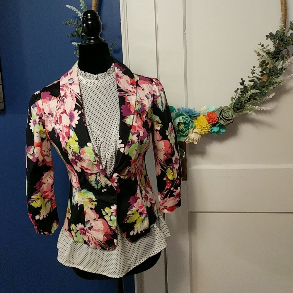Beautiful Fitted Floral Blazer